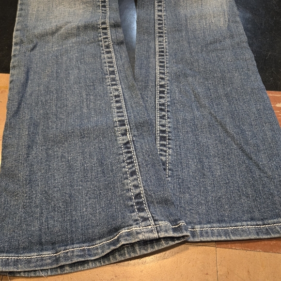 Maurices bootcut blue jeans in a juniors size 5/6. Were not worn in like new - Picture 2 of 11